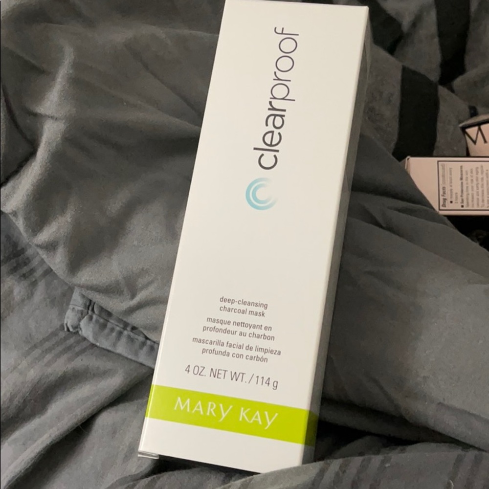Charcoal mask deep-cleansing